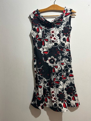 Women's dress like new, black and red, sizes M and L