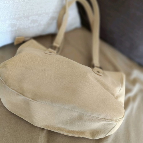 Handbag used in earthy tones with genuine castor leather flower