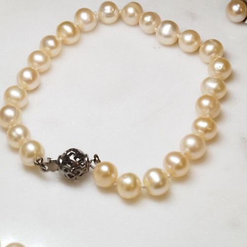 Majorica pearls Spain new with original box, ivory color, 7-9mm