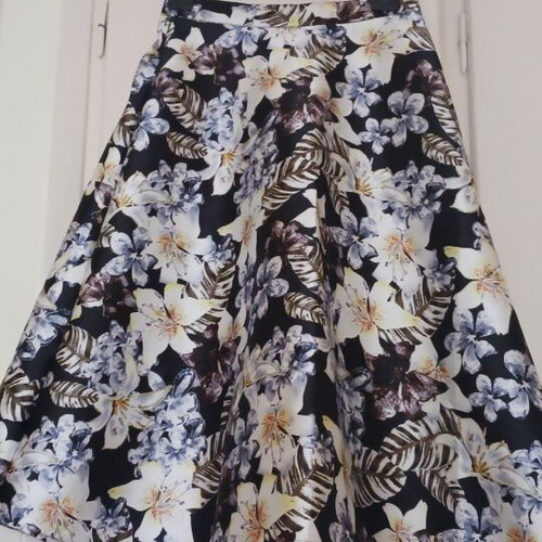 Floral high-waisted skirt like new, multicolor, knee-length