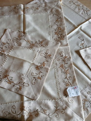 Σετ τραπεζομάντηλα 4 κομματιών καινούργιο με κέντημα