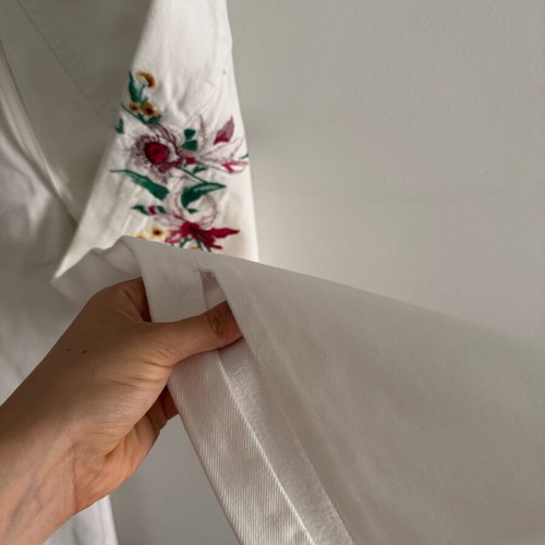 Zara white jeans with embroidered flower, like new, size S