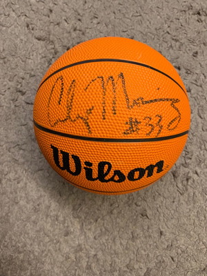Wilson basketball signed by Alonzo Mourning, like new, Miami Heat #33