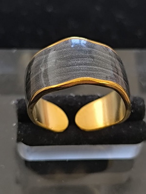 Ανοιγόμενο δαχτυλίδι carbon fiber με χρυσή απόχρωση unisex