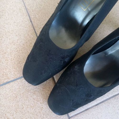 Black pumps like new, size 37, embroidered details