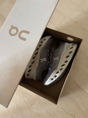 On Running Men's Cloudsurfer Max shoes new, grey size 43
