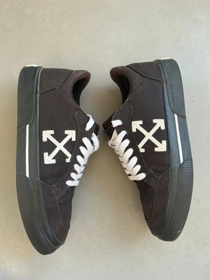 Off White sneakers size 39 like new, black and white