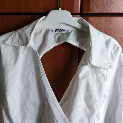 Short shirt with open back like new, white, size S