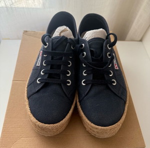 Sneakers με ψάθα Superga