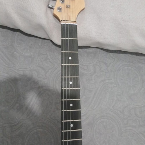Electric guitar like new, slightly used for classic rock