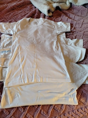 Set of white small size T-shirts like new, 4 pieces