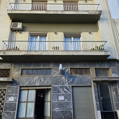 Κτίριο 340 τμ στα Ταμπούρια Πειραιά με αυλή, κατάστημα και 4 υπνοδωμάτια