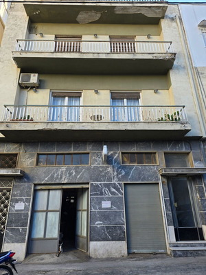 Κτίριο 340 τμ στα Ταμπούρια Πειραιά με αυλή, κατάστημα και 4 υπνοδωμάτια