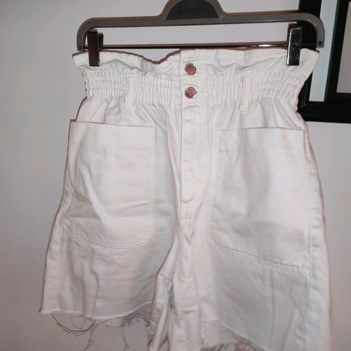 High-waisted white shorts new with fabric belt