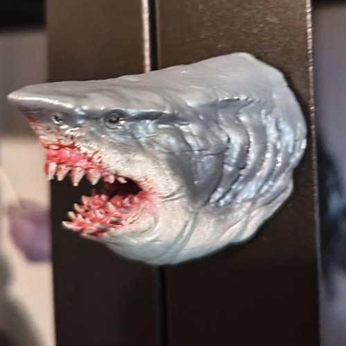 Jaws magnet like new, resin