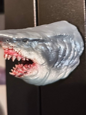Jaws magnet like new, resin