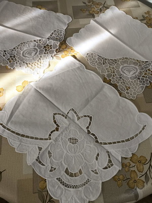 White doilies like new, set of 3 pieces