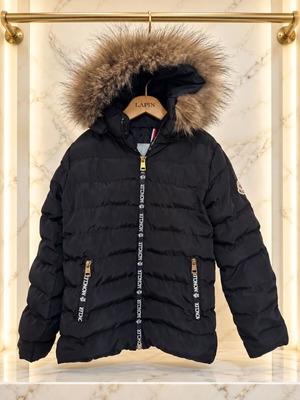 Moncler капитонирано детско яке с качулка с пухкава гарнитура в черно, 110 см