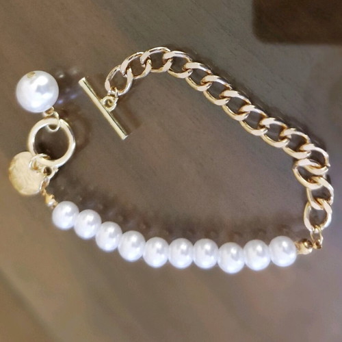 Faux bijoux set like new, white and gold necklace and bracelet