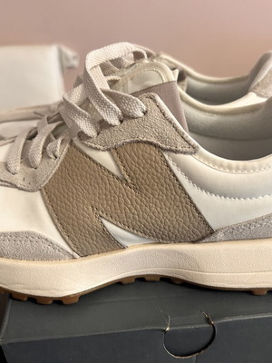 New Balance 327 sneakers σε λευκό και μπεζ, μέγεθος 41.5