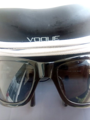 Γυαλιά ηλίου Vogue μεταχειρισμένα, μαύρα με γρατζουνιά στον φακό