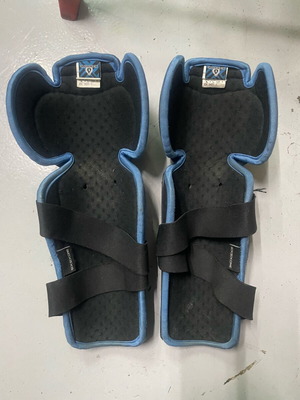 Sixsixone knee pads used