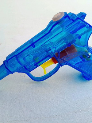 Transparent water pistol from the 80s new in perfect condition