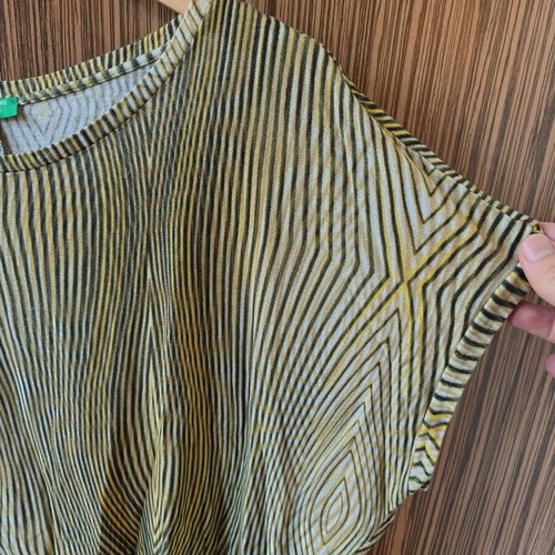 United Colors of Benetton women's top like new, size L, white and yellow