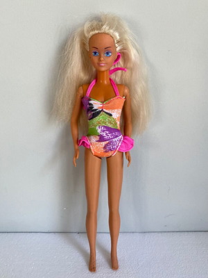 Hasbro Sindy doll from 1990s Holiday Collection used