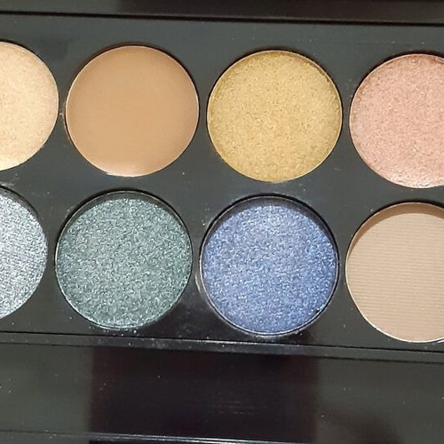 Sleek eyeshadow palette like new with velvety texture
