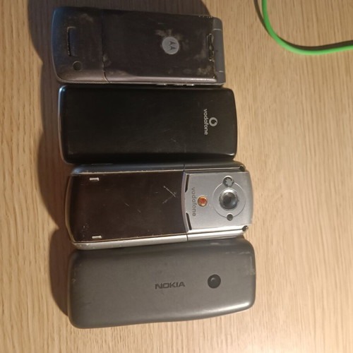 Mobile phones with buttons used, unknown working condition