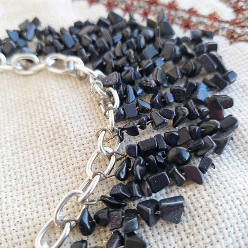 Necklace with goldstone chips handmade, short with aluminum chain