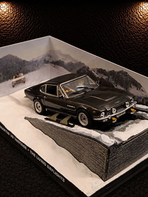 Aston Martin V8 Vantage The Living Daylights 1:43 die-cast model like new