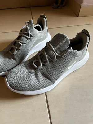 Nike athletic shoes like new, size 44, khaki