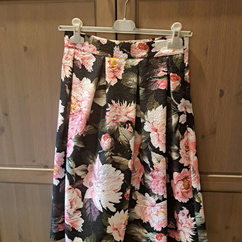 Floral midi skirt made in Italy like new, size M
