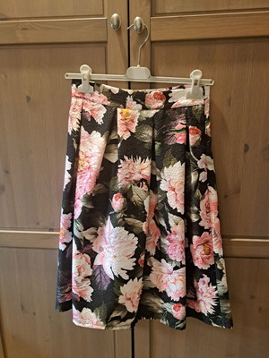 Floral midi skirt made in Italy like new, size M