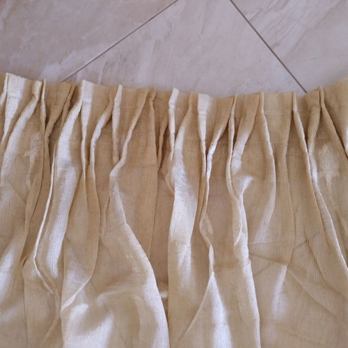 Curtain like new, yellow gold color, dimensions 2.48x2.36 with 0.82 gathers