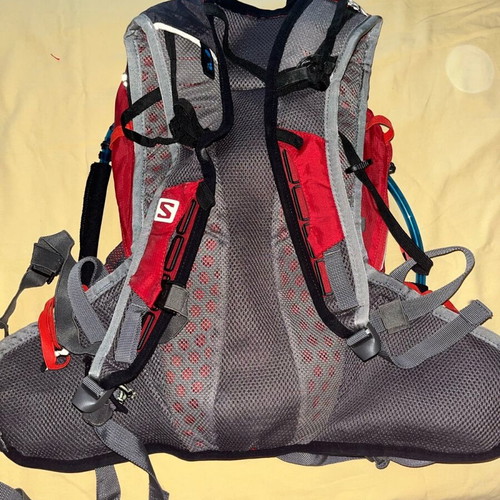 Salomon Agile 12 backpack like new with 1.5lt camel bag for hiking and trail running