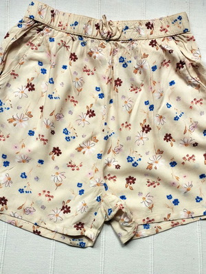 H&M summer shorts for girls used, beige floral, size 134 cm