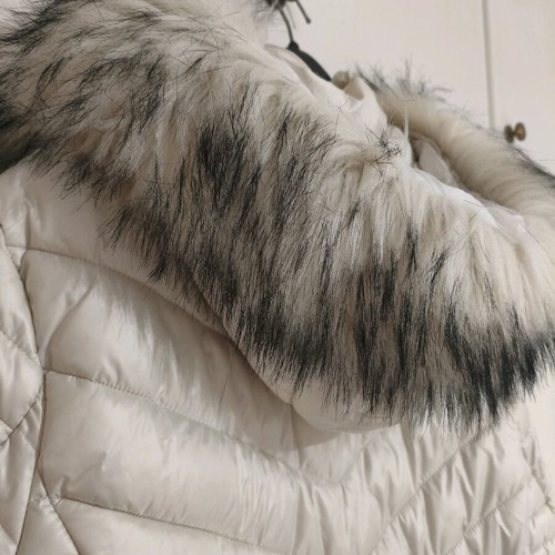 White women's jacket with hood and fur like new