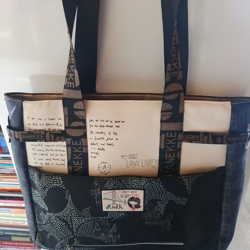 Leather shoulder bag, black and white