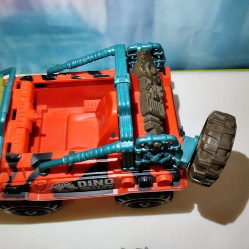Dino Valley Jeep Chap Mei with Skinny Bones figure and 4 dinosaur figures