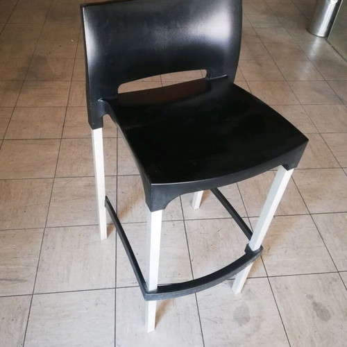 Bar stools used, pack of 6, plastic seat and aluminum legs