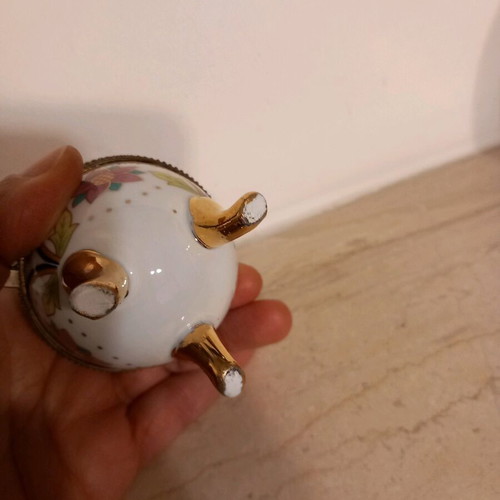 Decorative egg used with gilded details
