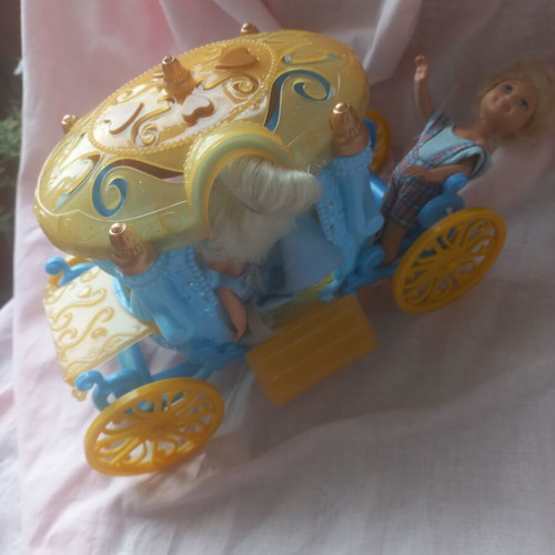 Cinderella Princess Carriage vintage playset with 2 mini dolls like new