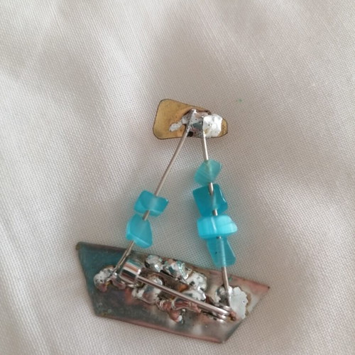 Boat brooch 4 cm with beads