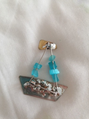 Boat brooch 4 cm with beads