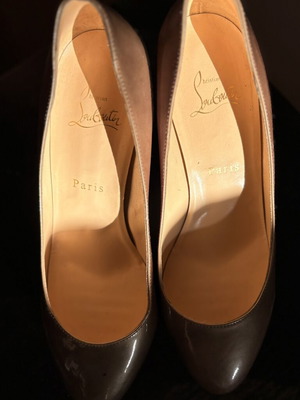 Christian Louboutin pumps size 39 like new, oil color