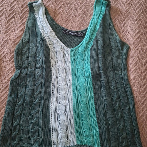 Women's sleeveless top medium, like new, multicolor