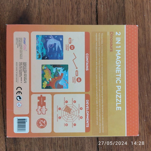 Mieredu magnetic puzzle with dinosaurs like new